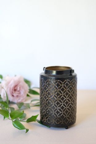 KOD 083<br><strong>ŚWIECZNIK CZARNY AŻUR</strong><br>Wymiary: 13 cm<br>Ilość na stanie:<strong><br>Cena wypożyczenia: 7 zł</strong>