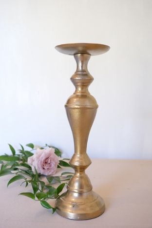 KOD 071<br><strong>ŚWIECZNIK ZŁOTY METALOWY</strong><br>Wymiary: 36 cm<br>Ilość na stanie: 8<strong><br>Cena wypożyczenia: 10 zł</strong>