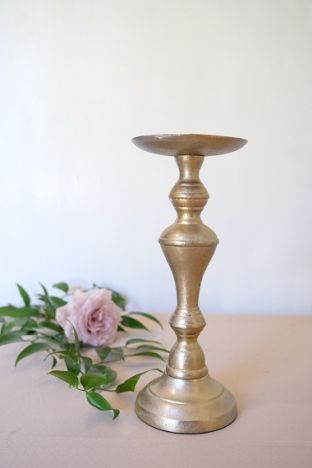 KOD 070<br><strong>ŚWIECZNIK ZŁOTY METALOWY </strong><br>Wymiary: 30 cm<br>Ilość na stanie: 8<strong><br>Cena wypożyczenia: 10 zł</strong>