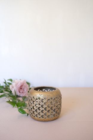 KOD 080<br><strong>ŚWIECZNIK ZŁOTY AŻUR</strong><br>Wymiary: 8 x 8 cm<br>Ilość na stanie: 9<strong><br>Cena wypożyczenia: 5 zł</strong>