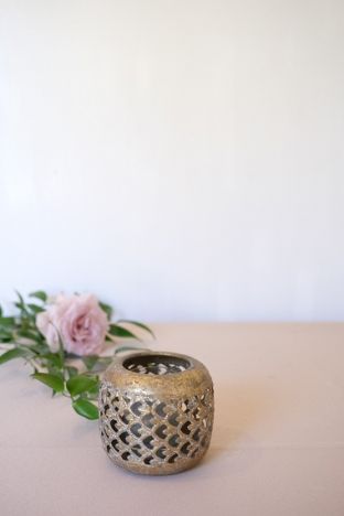 KOD 081<br><strong>ŚWIECZNIK ZŁOTY AŻUR</strong><br>Wymiary: 10 x 10 cm<br>Ilość na stanie: 15<strong><br>Cena wypożyczenia: 5 zł</strong>