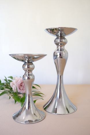 KOD 093<br><strong>ŚWIECZNIK SREBRNY GLAMUR</strong><br>Wymiary: 29,5 cm<br>Ilość na stanie:<strong><br>Cena wypożyczenia: 10 zł</strong>`