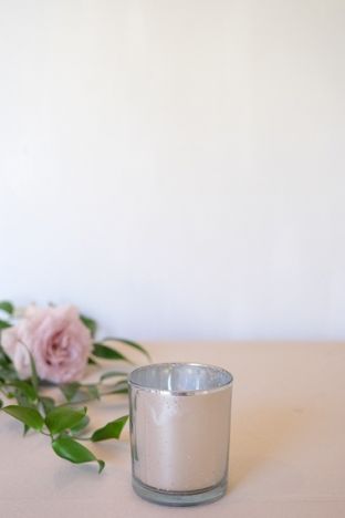 KOD 096<br><strong>ŚWIECZNIK SREBRNY</strong><br>Wymiary: 7 cm<br>Ilość na stanie: 21<strong><br>Cena wypożyczenia: 2 zł</strong>`