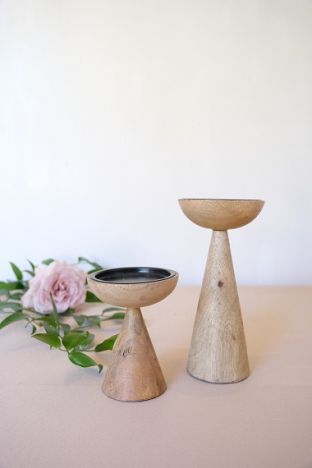 KOD 113<br><strong>ŚWIECZNIK  DREWNIANY</strong><br>Wymiary: 12 cm, 20 cm<br>Ilość na stanie: <strong><br>Cena wypożyczenia: 7 zł zł</strong>