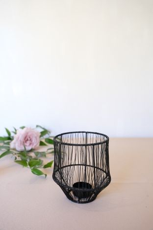 KOD 112<br><strong>ŚWIECZNIK  CZARNY</strong><br>Wymiary: 14 cm<br>Ilość na stanie: 14<strong><br>Cena wypożyczenia: 5 zł</strong>