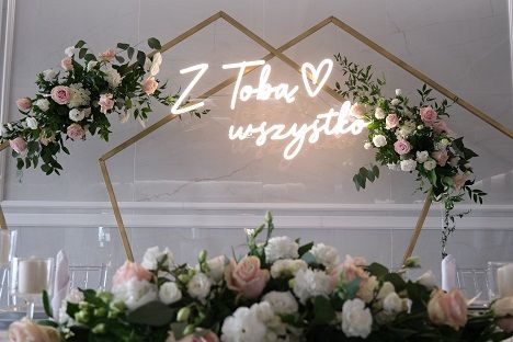 KOD 202<br><strong>ŚCIANKA GEOMETRYCZNA ZŁOTA</strong><br>Wymiary: 225 x 200 cm<br><strong>Ilość na stanie: 1</Strong><br><strong>Cena wypożyczenia: 150 zł</strong>