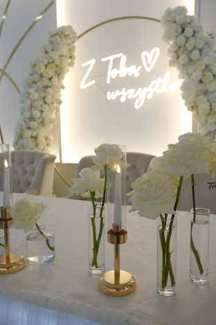 KOD 131<br><strong> WAZON RURKA</strong><br>Wymiary: 25 cm fi 6 cm<br><strong>Ilość na stanie: 18*</strong><br>*możliwa większa ilość<br><strong>Cena wypożyczenia:  6 zł</strong>