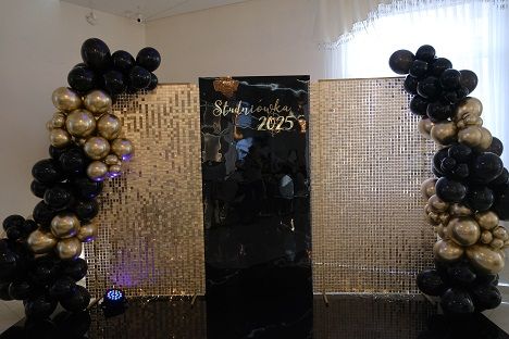 KOD 206<br><strong>ŚCIANKA MODUŁOWA CZARNA</strong><br>Wymiary: 200 x 100 cm ( czarna)<br><strong>Ilość na stanie: 1</Strong><br><strong>Cena wypożyczenia: 100 zł</strong>