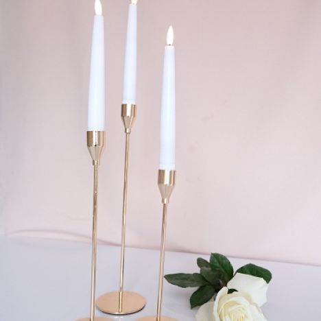 KOD 065<br><strong>ŚWIECZNIK GLAMUR POJEDYNCZA ŚWIECZKA</strong><br>Wymiary: 22,5 cm, 27,5 cm, 32,5 cm <br>Ilość na stanie: 30*<br>*możliwa większa ilość<strong><br>Cena wypożyczenia: 7 zł</strong>