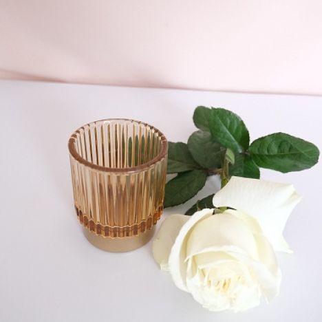 KOD 068<br><strong>ŚWIECZNIK ZŁOTY SZKLANY </strong><br>Wymiary: 8,5 x 7 cm<br>Ilość na stanie: 17<strong><br>Cena wypożyczenia: 5 zł</strong>