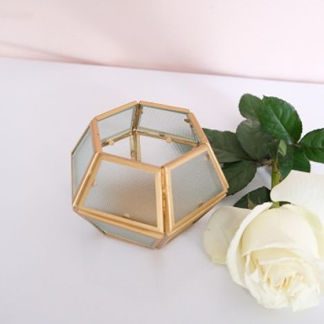 KOD 069<br><strong>ŚWIECZNIK GEOMETRYCZNY</strong><br>Wymiary: 6 cm<br>Ilość na stanie: 15<strong><br>Cena wypożyczenia: 5 zł</strong>