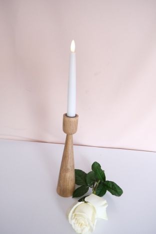 KOD 112<br><strong>ŚWIECZNIK  DREWNIANY</strong><br>Wymiary: 26 cm<br>Ilość na stanie: <strong><br>Cena wypożyczenia: 7 zł zł</strong>