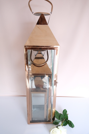 KOD 004<br><strong>LAMPION RÓŻOWE ZŁOTO / MIEDŹ</strong><br>Wymiary: 90 cm,67 cm, 53 cm<br>Ilość na stanie: 1 komplet<strong><br>Cena wypożyczenia: 55 zł</strong>