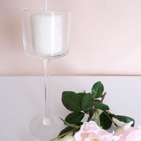 KOD 101<br><strong>ŚWIECZNIK SZKLANY NA NÓŻCE</strong><br>Wymiary: 22 x 9 cm<br>Ilość na stanie: 23 *<br>*możliwa większa ilość<strong><br>Cena wypożyczenia: 10 zł</strong>`