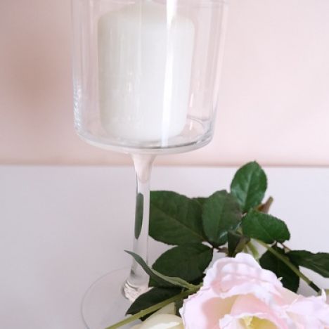 KOD 100<br><strong>ŚWIECZNIK SZKLANY NA NÓŻCE</strong><br>Wymiary: 18 x 9 cm<br>Ilość na stanie: 6 *<br>*możliwa większa ilość<strong><br>Cena wypożyczenia: 10 zł</strong>`