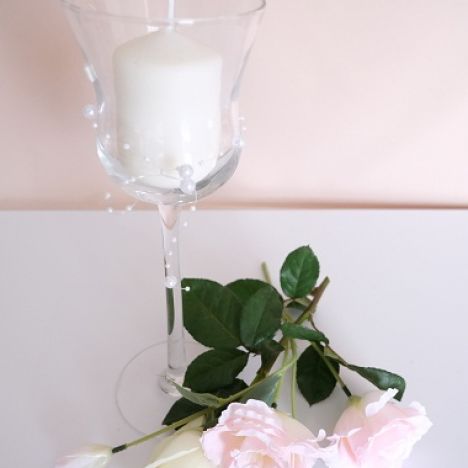 KOD 103<br><strong>ŚWIECZNIK SZKLANY NA NÓŻCE</strong><br>Wymiary: 35 cm<br>Ilość na stanie: 22 *<br>*możliwa większa ilość<strong><br>Cena wypożyczenia: 10 zł</strong>`