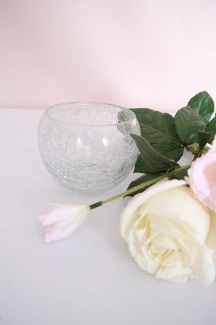 KOD 099<br><strong>ŚWIECZNIK KULA</strong><br>Wymiary: 9 x 8 cm<br>Ilość na stanie: 13<strong><br>Cena wypożyczenia: 3 zł</strong>`