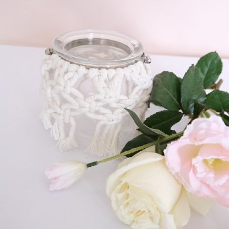 KOD 107<br><strong>ŚWIECZNIK  MAKRAMA </strong><br>Wymiary: 11 cm<br>Ilość na stanie: 12<strong><br>Cena wypożyczenia: 10 zł</strong>`