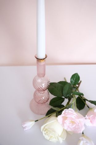 KOD 084<br><strong>ŚWIECZNIK SZKLANY RÓŻOWY</strong><br>Wymiary: 19 cm<br>Ilość na stanie: 16<strong><br>Cena wypożyczenia: 7 zł</strong>