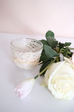 KOD 108<br><strong>ŚWIECZNIK  KORONKA </strong><br>Wymiary: 6 cm<br>Ilość na stanie: 36<strong><br>Cena wypożyczenia: 2 zł</strong>`