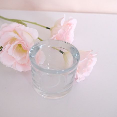 KOD 112<br><strong>ŚWIECZNIK NA TEALIGHTY</strong><br>Wymiary: 5,5 cm<br>Ilość na stanie: 23<strong><br>Cena wypożyczenia: 1 zł</strong>`