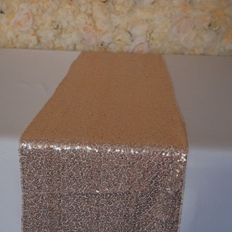 KOD 383<br><strong>BIEŻNIK RÓŻOWY CEKINOWY</strong><br>Wymiary: 30 x 300 cm<br>Ilość na stanie: 5*<br>*możliwa większa ilość<strong><br>Cena wypożyczenia: 10 zł</strong>