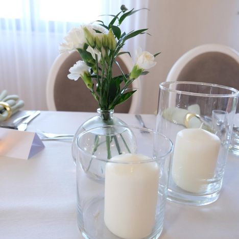 KOD 107<br><strong>ŚWIECZNIK  SZKLANY</strong><br>Wymiary: 15 cm<br>Ilość na stanie: <strong><br>Cena wypożyczenia: 5 zł</strong>`