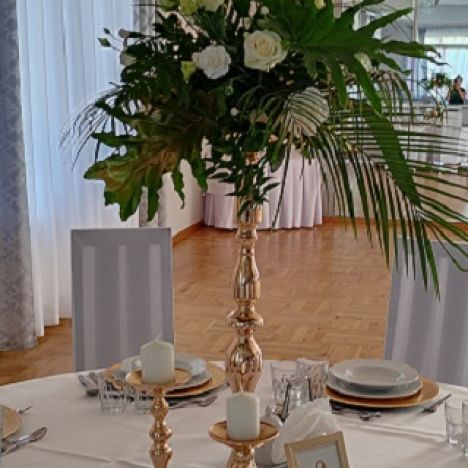 KOD 033<br><strong>STOJAK ZŁOTY GLAMUR</strong><br>Wymiary: 70 cm<br><strong>Ilość na stanie: 21*</strong><br>*możliwa większa ilość<br><strong>Cena wypożyczenia: 20 zł</strong>