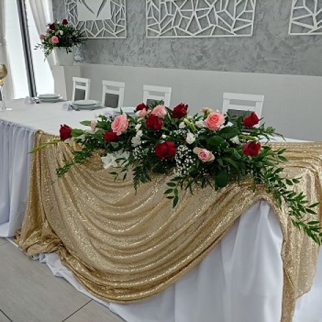 KOD 372<br><strong>OBRUS CEKINOWY ZŁOTY</strong><br>Wymiary: 190 x 335 cm<br>Ilość na stanie: 2*<br>*możliwa większa ilość<strong><br>Cena wypożyczenia: 50 zł</strong>