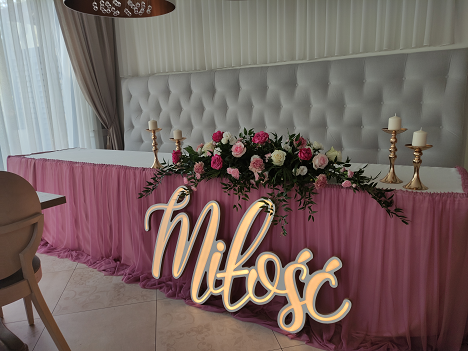 KOD 303<br><strong>SKIRTING WRZOS - TIUL</strong><br>Wymiary: 140 x 400 cm <br>wymiar może być regulowany<br>w komplecie tiul + materiał<br><strong>Ilość na stanie: 1</strong><br><strong>Cena wypożyczenia:  70 zł</strong>