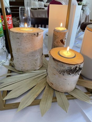 KOD 111<br><strong>ŚWIECZNIK - PNIAK</strong><br>Wymiary: 9/11 cm<br>Ilość na stanie: 16<strong><br>Cena wypożyczenia: 2 zł</strong>`