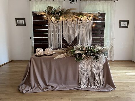 KOD 307<br><strong>MATERIAŁ BEŻOWY - CIEMNY </strong><br>Wymiary: 300 x 500 cm <br>wymiar może być regulowany<br><strong>Ilość na stanie: 1</strong><br><strong>Cena wypożyczenia:  30 zł</strong>