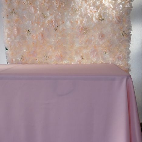KOD 370<br><strong>OBRUS RÓŻOWY</strong><br>Wymiary: 140 x 260 cm<br>Ilość na stanie: 10*<br>*możliwa większa ilość<strong><br>Cena wypożyczenia: 12 zł</strong>