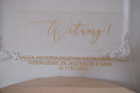 KOD 479<br><strong>TABLICA POWITALNA<br>transparentna</strong><br>Wymiary: 50 x 70 cm<br><strong>Ilość na stanie: 1</Strong><br><strong>Cena wypożyczenia: 20 zł</strong>