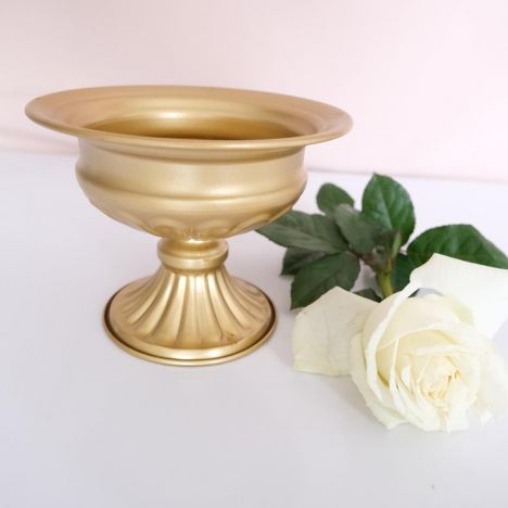 KOD 531<br><strong>OSŁONKA ZŁOTA METALOWA</strong><br>Wymiary: 13h cm <br>Ilość na stanie: 8<br>*możliwa większa ilość<strong><br>Cena wypożyczenia: 10 zł</strong>