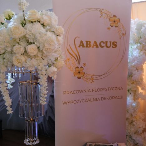 KOD 707<br><strong>KOMPOZYCJE Z KWIATÓW SZTUCZNYCH<br>dostępne w zestawie ze stojakiem</strong><br>Ilość na stanie: 8 kompletów</strong><br><strong>Cena wypożyczenia:  150 zł</strong>