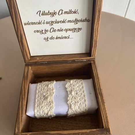 KOD 428<br><strong>KASETKA RUSTYKALNA</strong><br> Wymiary: 12 x 12 x 6 cm<br>Ilość na stanie: 1</strong><br><strong>Cena wypożyczenia:  15 zł</strong>