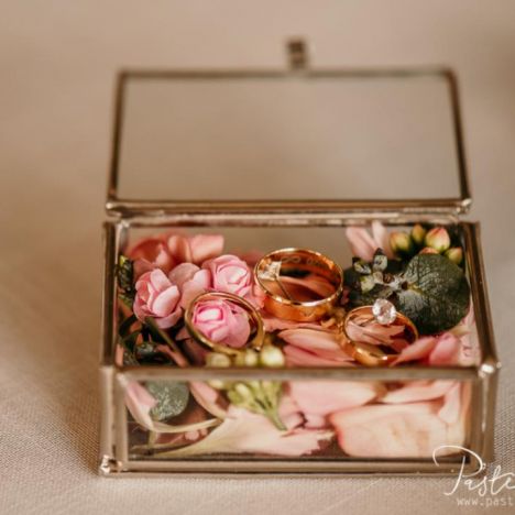 KOD 421<br><strong>KASETKA ZŁOTA MAŁA</strong><br> Wymiary: 8 x 6 x 4 cm<br>Ilość na stanie: 1</strong><br><strong>Cena wypożyczenia:  15 zł</strong>