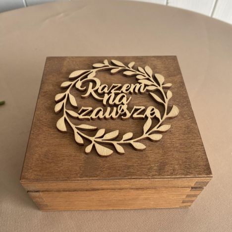 KOD 428<br><strong>KASETKA RUSTYKALNA</strong><br> Wymiary: 12 x 12 x 6 cm<br>Ilość na stanie: 1</strong><br><strong>Cena wypożyczenia:  15 zł</strong>