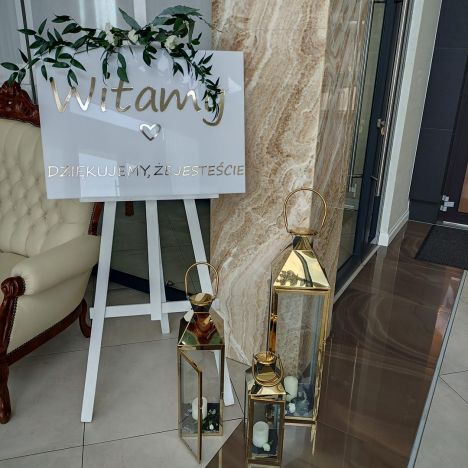 KOD 476<br><strong>TABLICA POWITALNA</strong><br>Wymiary: 50 x 70 cm<br><strong>Ilość na stanie: 1</Strong><br><strong>Cena wypożyczenia: 20 zł</strong>