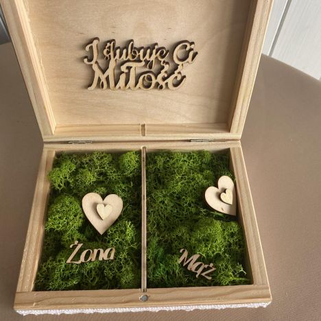 KOD 424<br><strong>KASETKA  DREWNIANA jasna</strong><br> Wymiary: 13 x 10 x 5 cm<br>Ilość na stanie: 1</strong><br><strong>Cena wypożyczenia:  15 zł</strong>