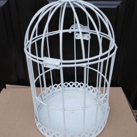 KOD 633<br><strong>KLATKA DUŻA</strong><br>Wymiary: 36 h x 19 cm<br>Ilość na stanie: 3<strong><br>Cena wypożyczenia: 7 zł</strong>