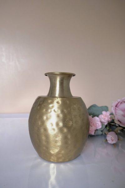 KOD 168<br><strong> WAZON METALOWY</strong><br>Wymiary: h 18 cm<br><strong>Ilość na stanie: 10</strong><br><strong>Cena wypożyczenia: 7 zł</strong>