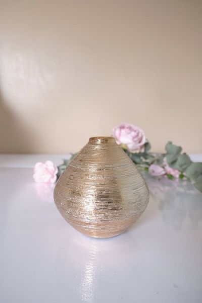 KOD 170<br><strong> WAZON RÓŻOWE ZŁOTO</strong><br>Wymiary: h 12 cm<br><strong>Ilość na stanie: 9</strong><br><strong>Cena wypożyczenia: 3 zł</strong>