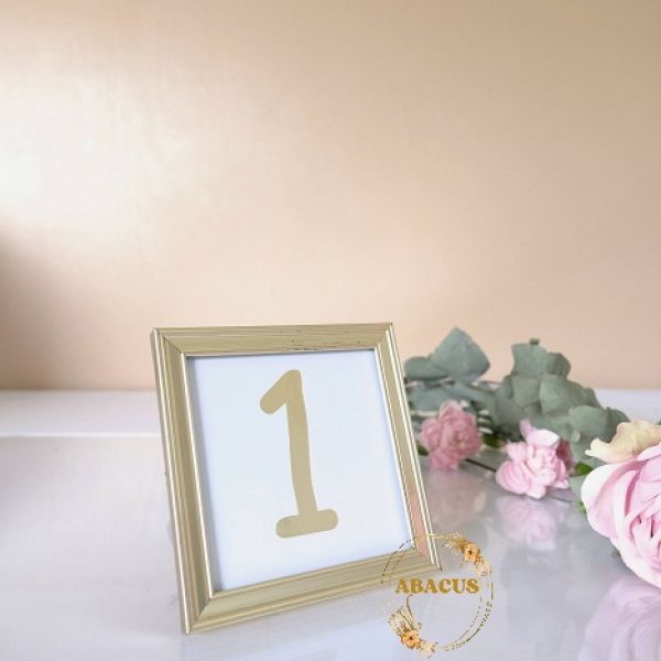 KOD 504<br><strong>RAMKA MAŁA</strong><br> Wymiary: 12 x 12 cm<br>Ilość na stanie: 9</strong><br><strong>Cena wypożyczenia:  5 zł</strong>