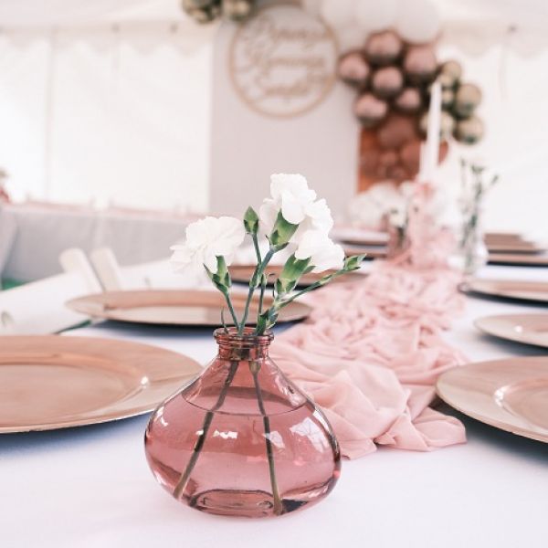 KOD 157<br><strong> WAZON RÓŻOWY MAŁY</strong><br>Wymiary: h 8 cm<br><strong>Ilość na stanie: 10</strong><br><strong>Cena wypożyczenia: 2 zł</strong>