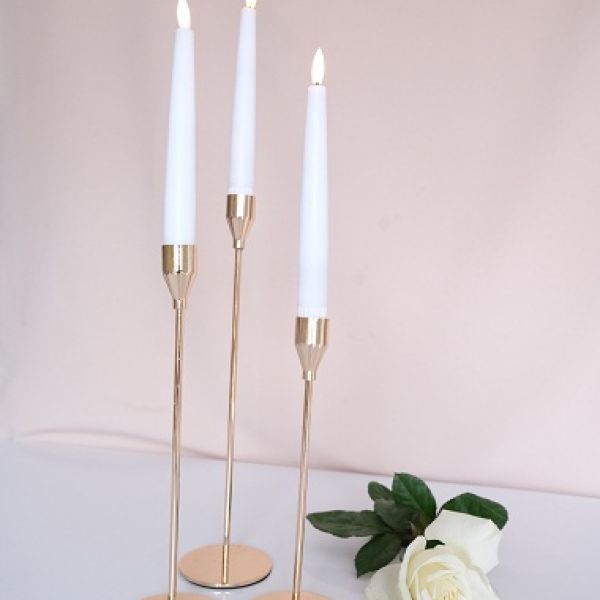 KOD 065<br><strong>ŚWIECZNIK GLAMUR POJEDYNCZA ŚWIECZKA</strong><br>Wymiary: 22,5 cm, 27,5 cm, 32,5 cm <br>Ilość na stanie: 30*<br>*możliwa większa ilość<strong><br>Cena wypożyczenia: 7 zł</strong>