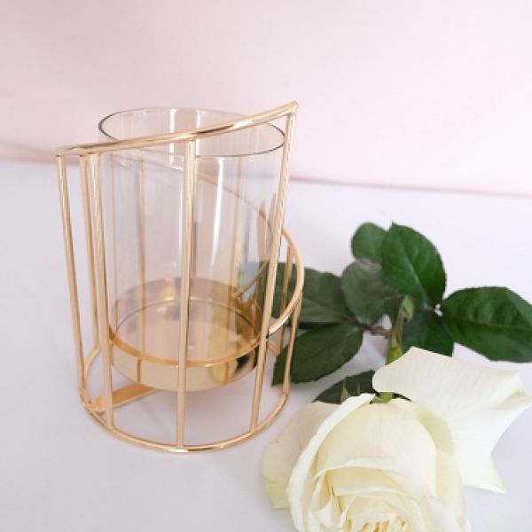 KOD 066<br><strong>ŚWIECZNIK GLAMUR OKRĄGŁY</strong><br>Wymiary: 15 x 10 cm <br>Ilość na stanie: 12*<br>*możliwa większa ilość<strong><br>Cena wypożyczenia: 10 zł</strong>