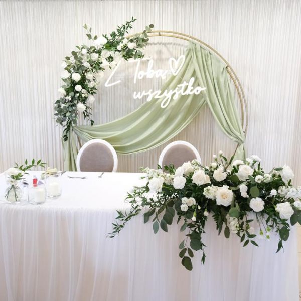 KOD 668<br><strong>MATERIAŁ OLIWKOWY</strong><br>Wymiary: 140 x 600 cm<br>Ilość na stanie: 1</strong><br><strong>Cena wypożyczenia:  40 zł</strong>