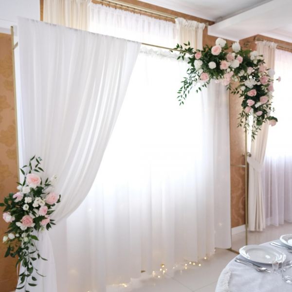 KOD 671<br><strong>MATERIAŁ BIAŁY</strong><br>Wymiary: 140 x 600 cm<br>Ilość na stanie: 1</strong><br><strong>Cena wypożyczenia:  40 zł</strong>